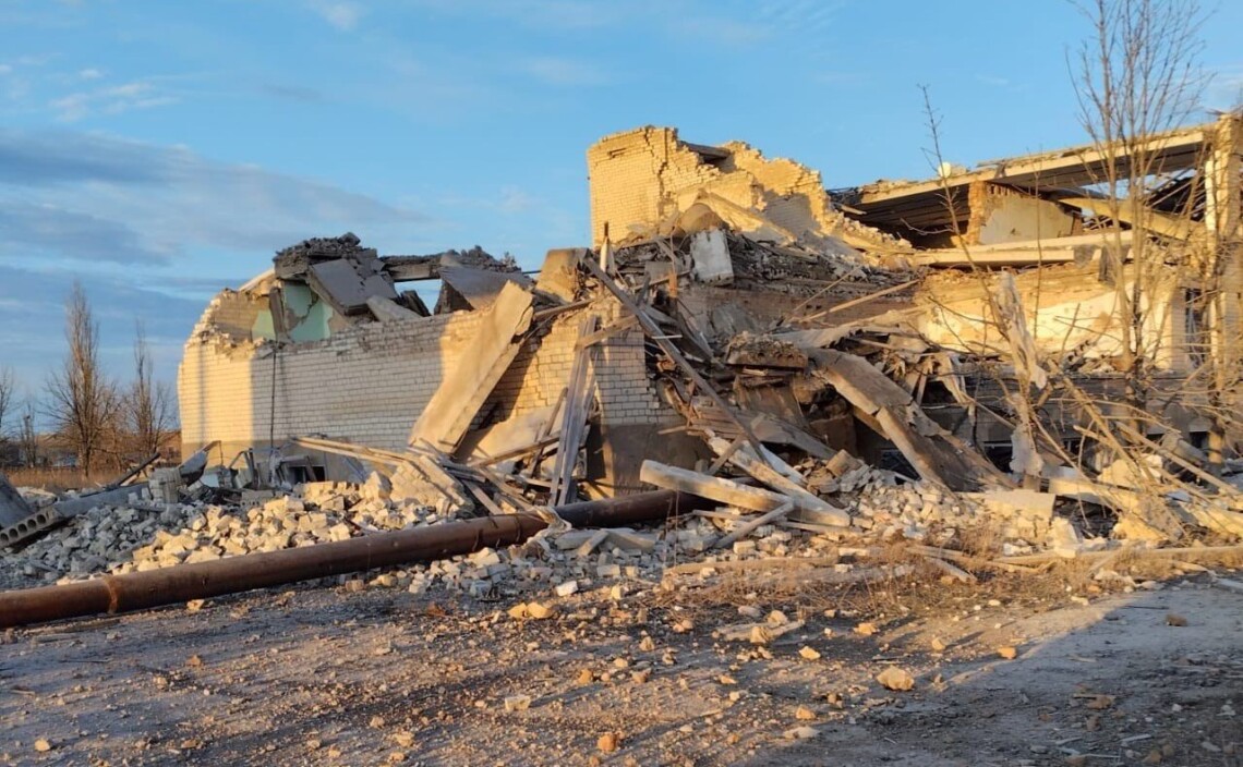 Российская армия нанесла удар по одному из населённых пунктов Бериславского района. В результате атаки уничтожена школа.