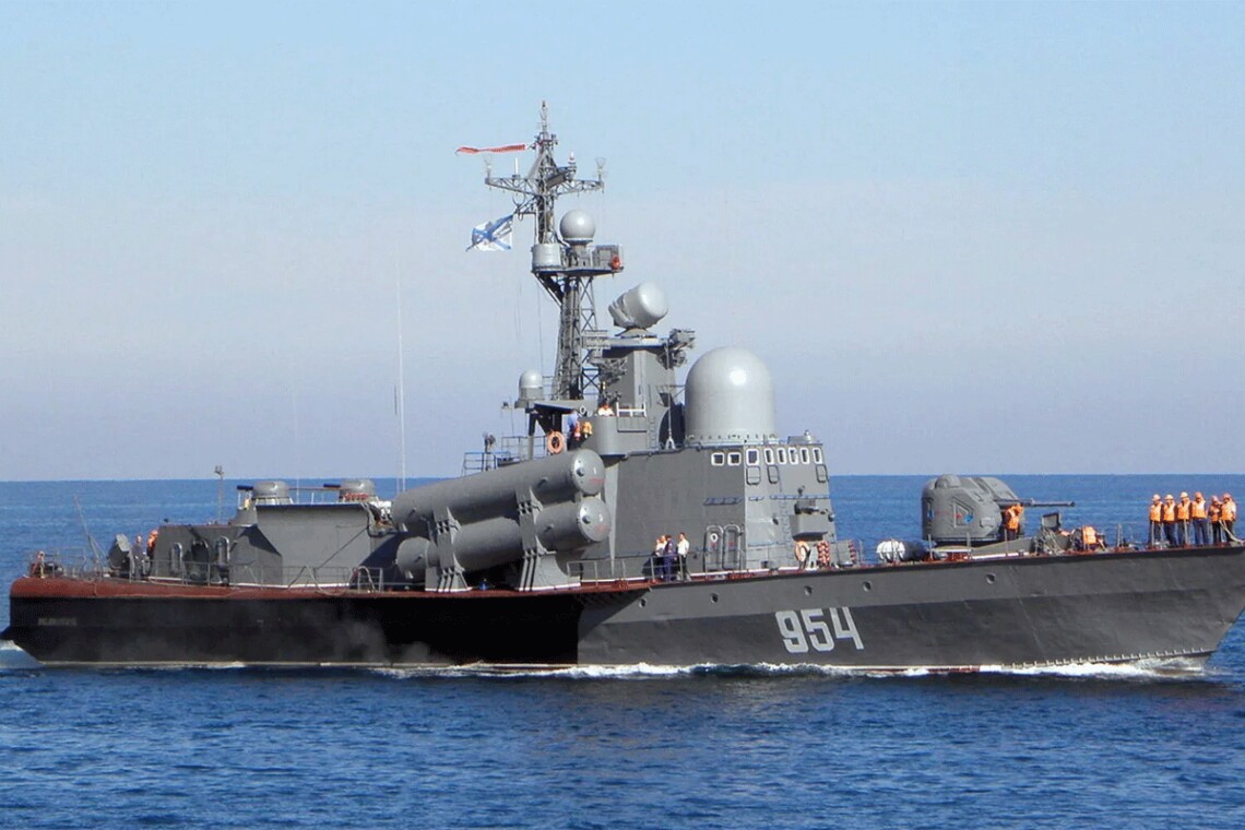 Спецподразделение ГУР с помощью дронов потопило ракетный катер Ивановец Черноморского флота рф, которое было в рейде возле Крыма.