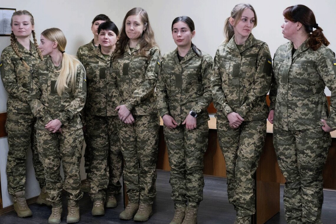Женщины в украинской армии впервые получили комплекты летних полевых костюмов, которые разрабатывались специально.