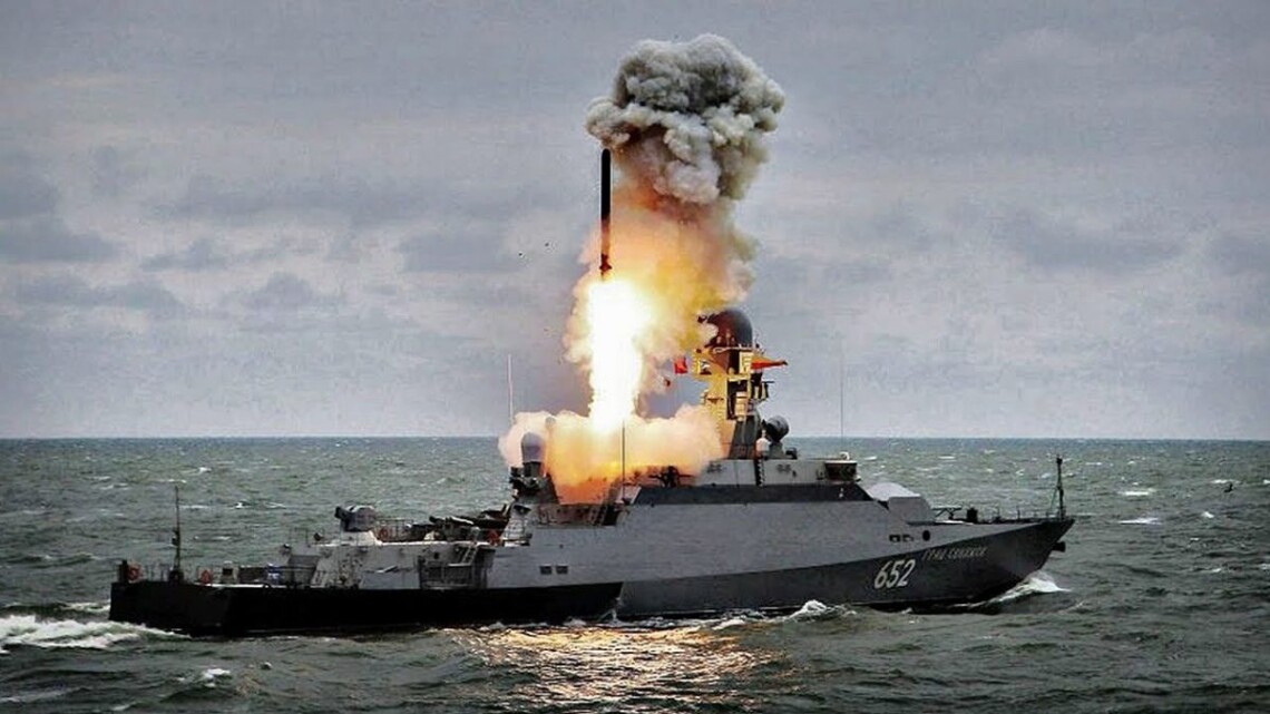 В Черном и Азовском морях выведены 3 вражеских корабля россиян. В Средиземном море находится 1 корабль, способный нести на борту крылатые ракеты Калибр.