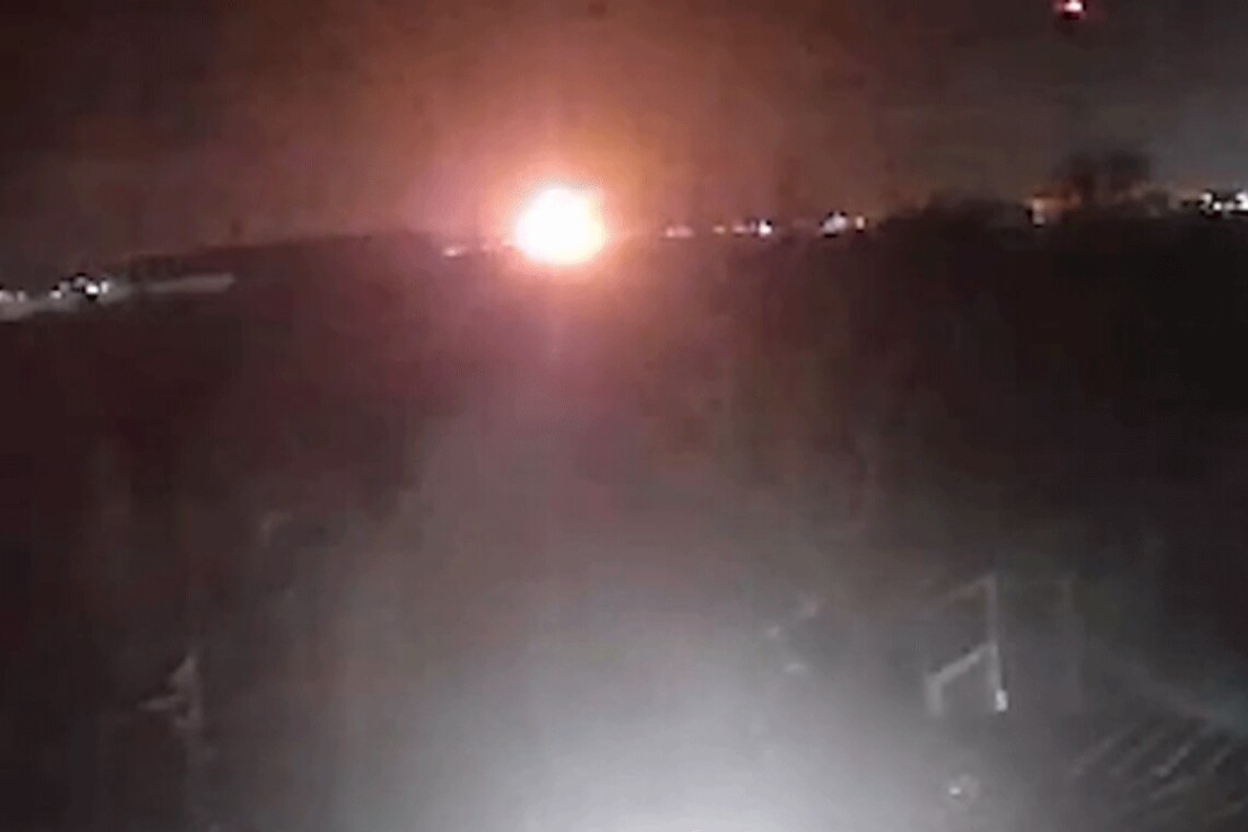 В сети выложили видео удара беспилотника по нефтеперерабатывающему заводу Лукойл в Волгограде рф. Всего было два взрыва и после – мощный пожар.