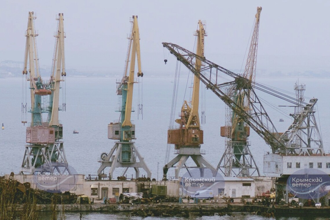 В Феодосийском порту поднимают части затонувшего корабля Новочеркасск, который почти уничтожен ракетным ударом ВСУ.