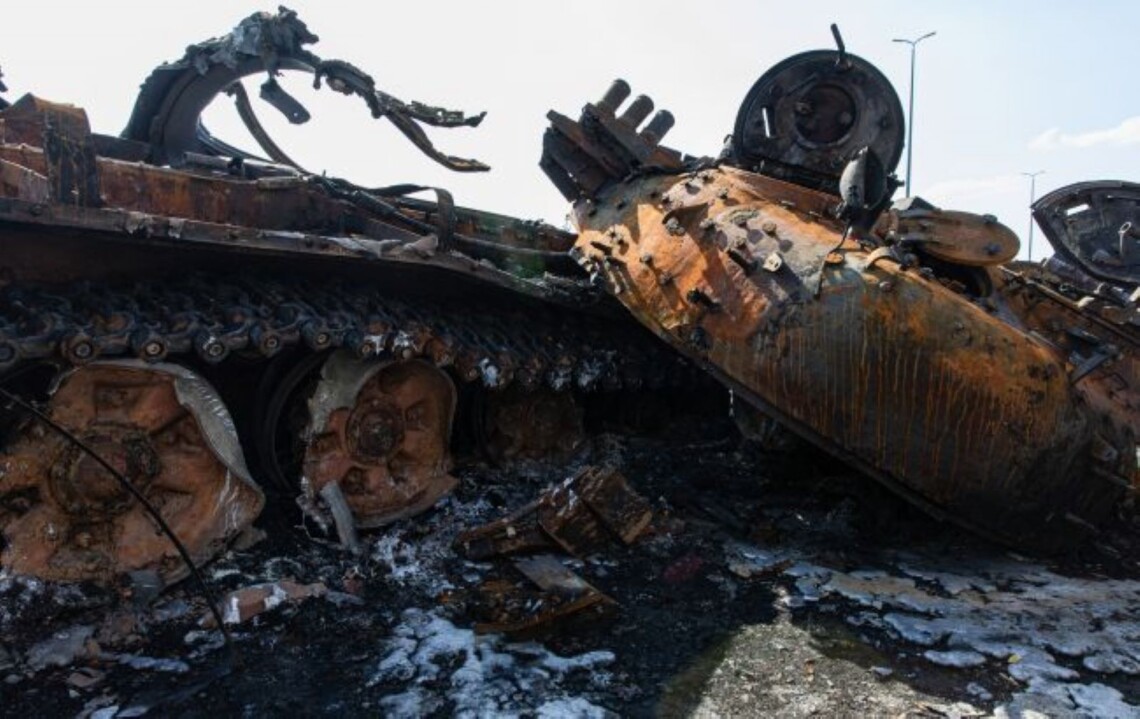 Украинские военные уничтожили колонну вражеской бронетехники, которая направлялась на штурм позиций ВСУ возле Новомихайловки.