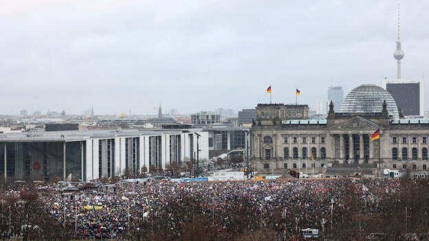 Протесты против правоэкстремизма и партии Альтернатива для Германии не утихают уже три недели.