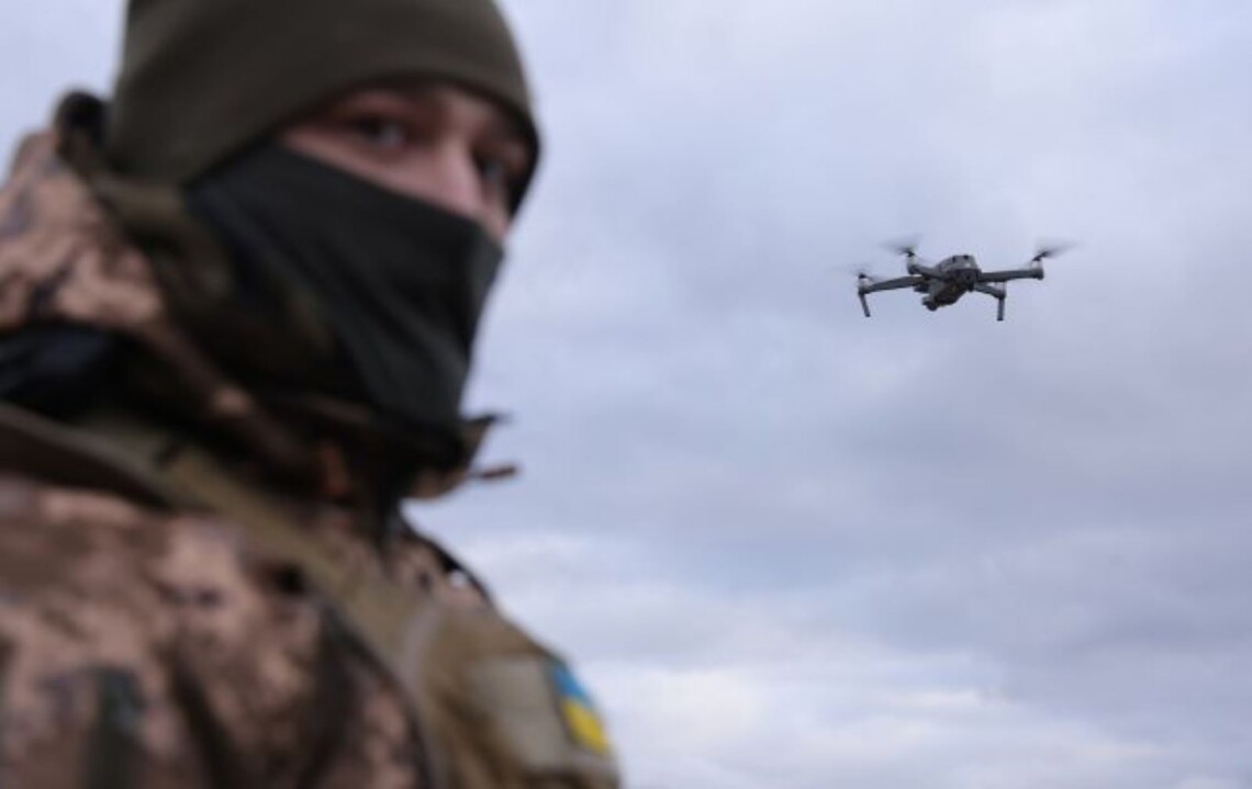 Бойцы Стальной границы Госпогранслужбы обнародовали видео успешной работы FPV-дронами по россиянам.