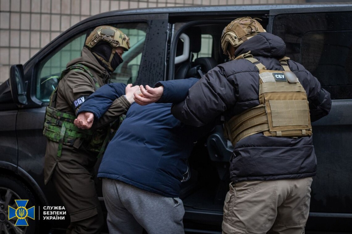 СБУ задержала пятерых агентов российской ФСБ. Это бывшие чиновники ГУР и Службы внешней разведки Украины, а также сотрудник областного управления СБУ.