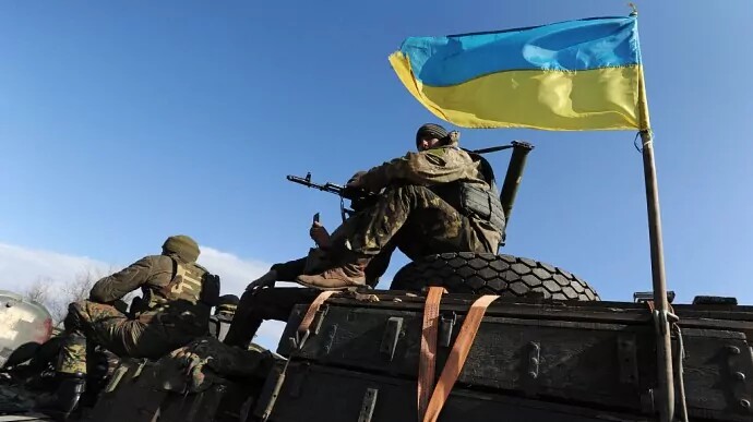 Военные 36-й отдельной бригады морской пехоты установили украинский флаг в селе Крынки на левом берегу Днепра Херсонской области.