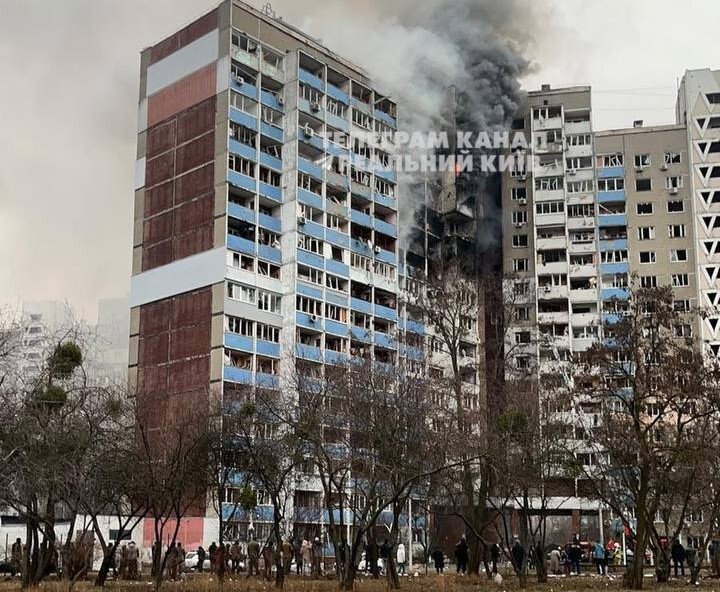 В Голосеевском районе столицы из-за ракетного удара поврежден многоэтажный жилой дом, там пожар. Также горят автомобили и СТО. На левом берегу повреждена магистраль теплоснабжения.