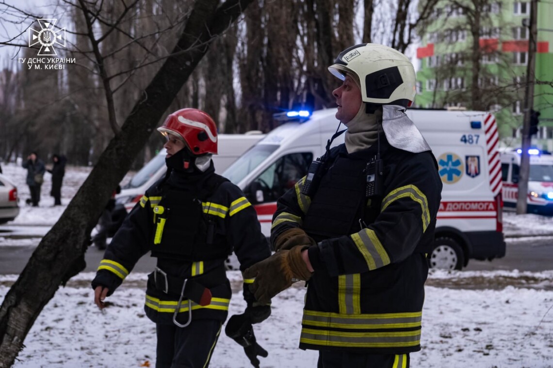 В результате ракетных ударов по Киеву пострадали девять человек. Спасатели тушат пожары в жилом доме и СТО.