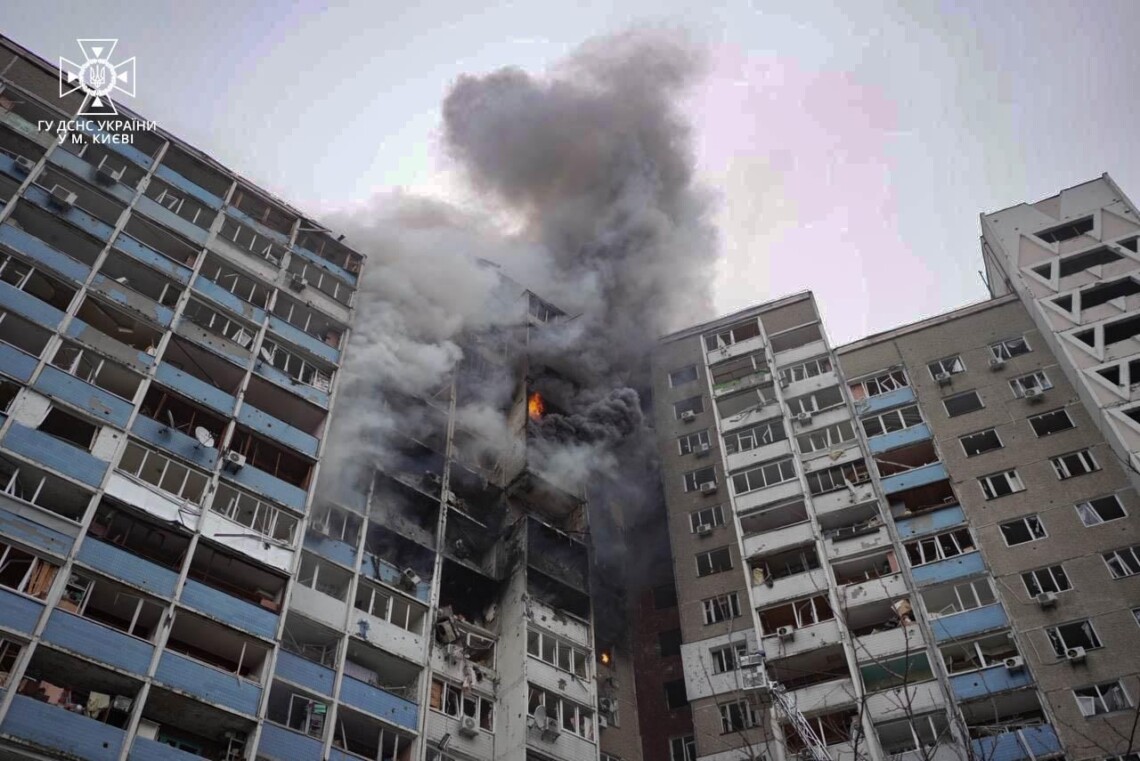 В Киеве ликвидировали пожар в жилом доме, который пострадал от ракетной атаки. Количество погибших возросло до 4.