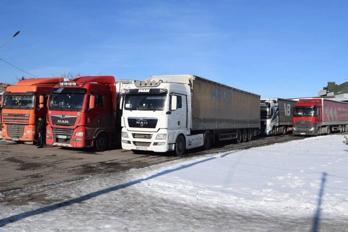 Сейчас интенсивность движения грузовиков остается фактически на том же уровне, как до блокировки границы в ноябре прошлого года.