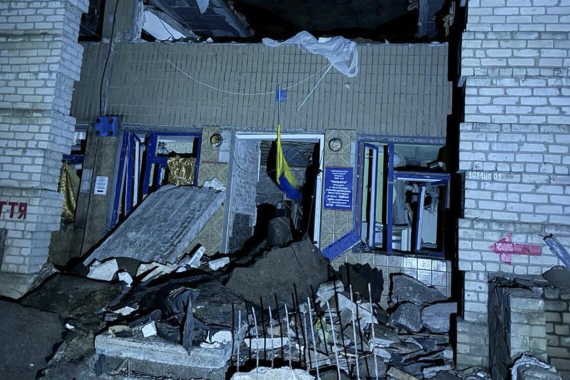 Россияне ночью семь раз обстреляли город, в результате повреждены 7 многоэтажных домов, 3 частных дома. Погибла женщина.