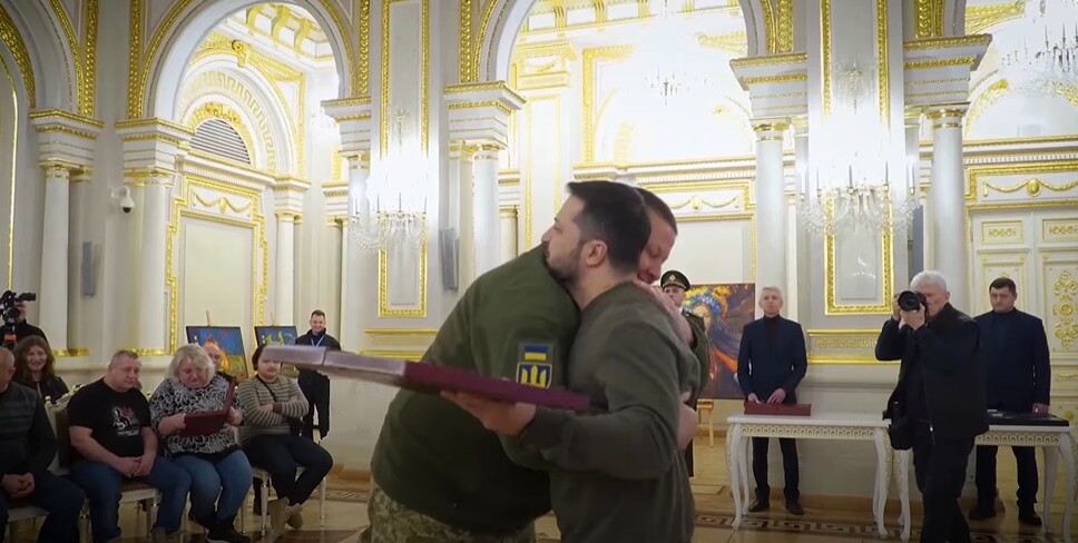 В ОПУ показали, как Зеленский наградил Валерия Залужного и Кирилла Буданова званиями Герой Украины.
