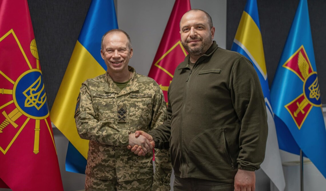 Министр обороны Рустем Умеров провел первое рабочее совещание с новым главнокомандующим ВСУ Александром Сырским.