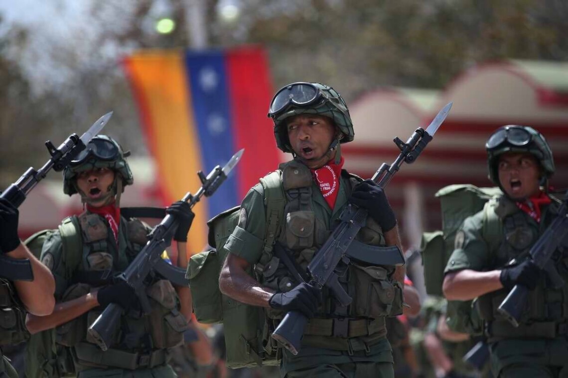 Венесуэла подкрепляет свои угрозы аннексировать часть Гайаны и получить доступ к крупным нефтяным месторождениям, опрокидывая войска к границе двух стран.
