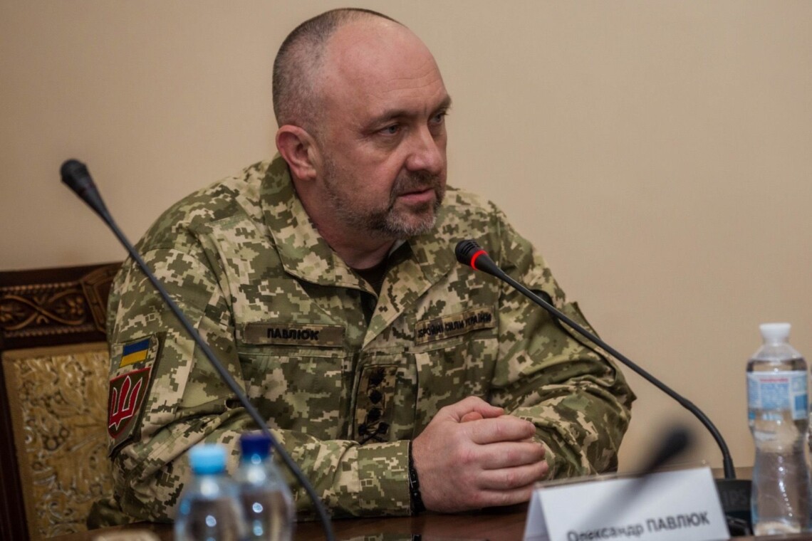 Кабинет министров уволил Павлюка из Министерства обороны в связи с переходом на другую работу.