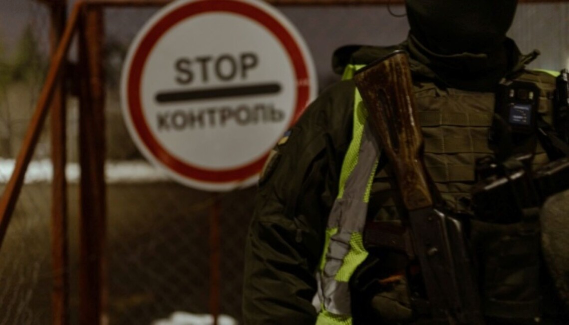 В Киеве 9 февраля бойцы Нацгвардии и полицейские задержали мужчину, который в записных книжках фиксировал координаты важных государственных объектов и схемы блокпостов.