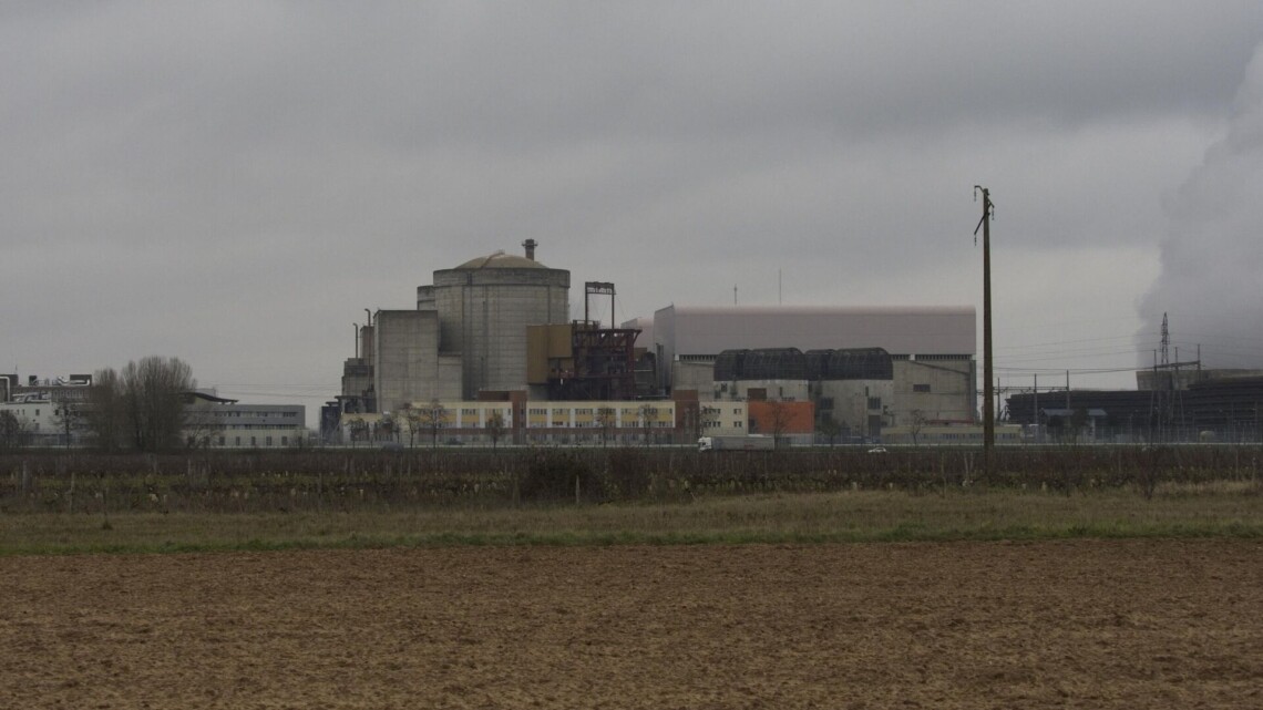 Во Франции на атомной электростанции Шинон произошел пожар, после чего оператор ядерной энергетики EDF остановил два реактора.