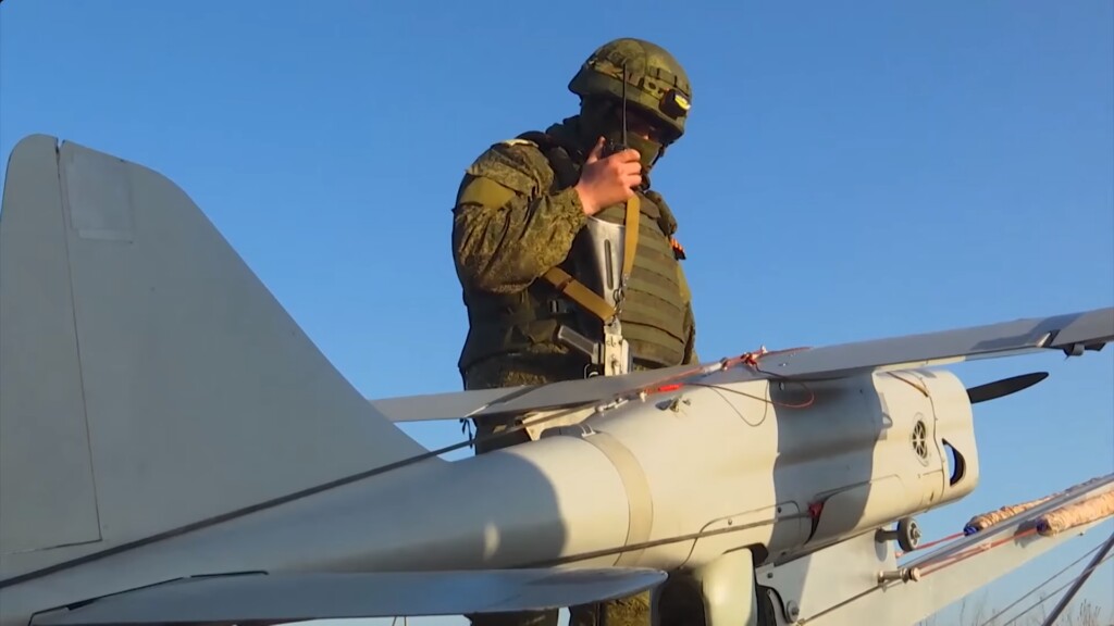 На сирийском военном аэродроме Шайрат россия готовит операторов беспилотников иранского производства для войны против Украины. Вместе с ними обучение проходят наемники-сирийцы.