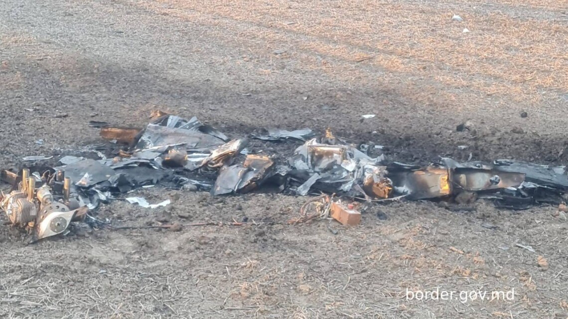 Молдавские правоохранители обнаружили на месте падения беспилотника Shahed не только обломки самого дрона, но и неразорвавшуюся боевую часть.