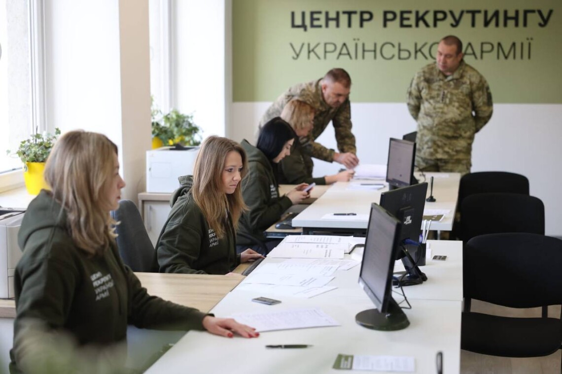 В понедельник, 12 февраля, во Львове открыли первый в Украине центр рекрутинга в украинскую армию.