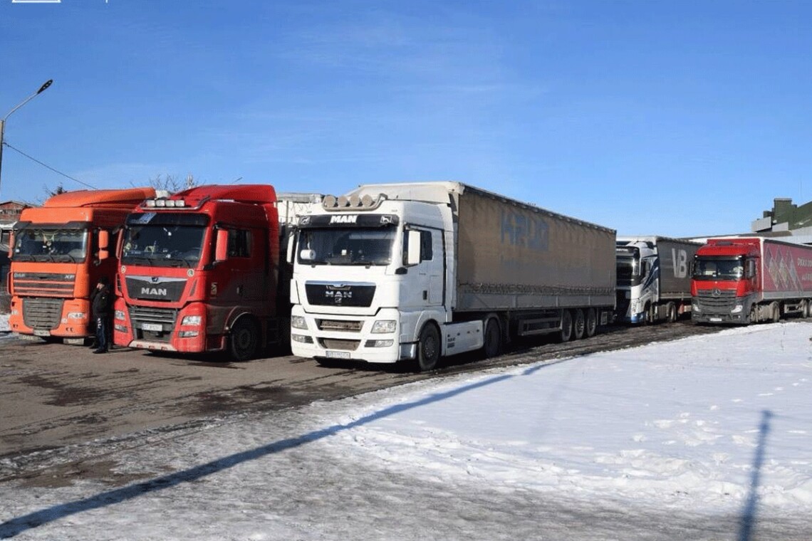 На сегодняшнее утро на всех пяти направлениях в очередях перед КПП находятся примерно 1250 грузовых машин, которые не могут въехать в Украину.
