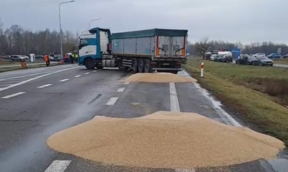 Министр сельского хозяйства Польши извинился перед Украиной за инцидент с уничтожением зерна на границе. По его словам, фермеры не сдержали эмоций, ведь находятся в очень сложной экономической ситуации.