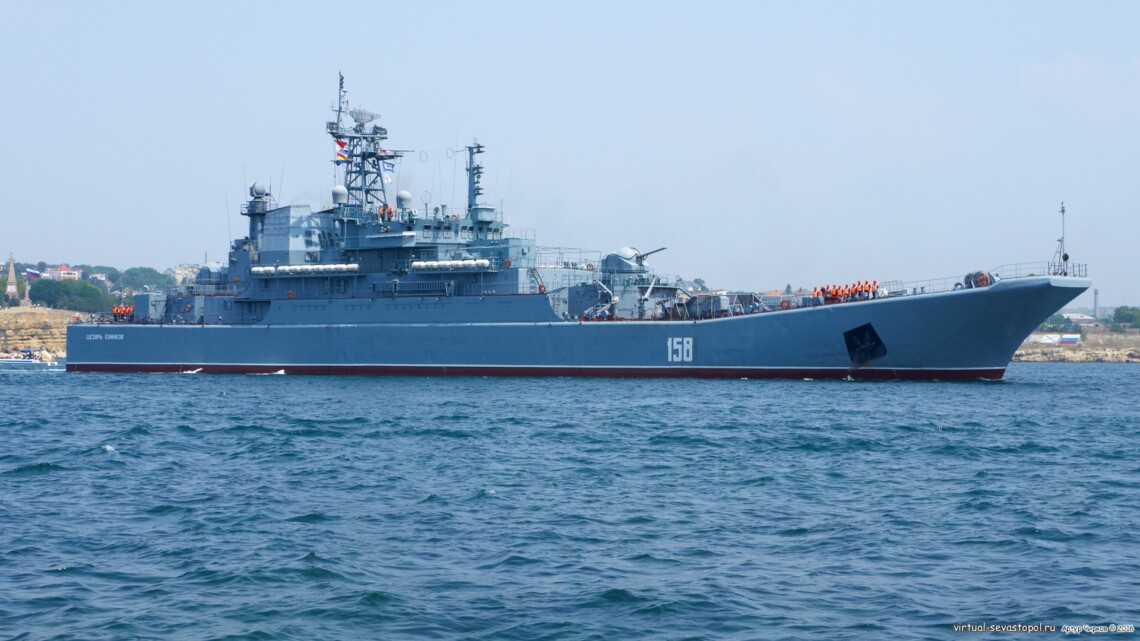 Утром ГУР дронами атаковало российский большой десантный корабль Цезарь Куников в Черном море, сообщают СМИ. Он затонул.