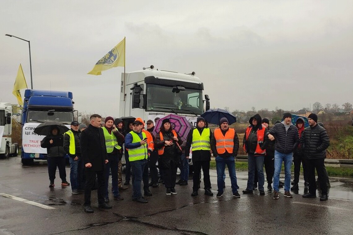 Украинские перевозчики завтра перекроют движение для польских грузовиков через украинско-польскую границу.