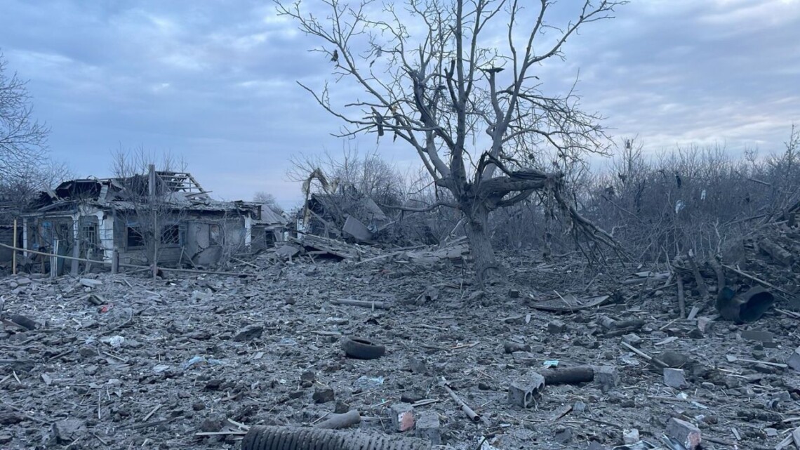 Оккупационные войска россии нанесли ракетный удар по посёлку Великий Бурлук на Харьковщине. Известно как минимум о 7 пострадавших.