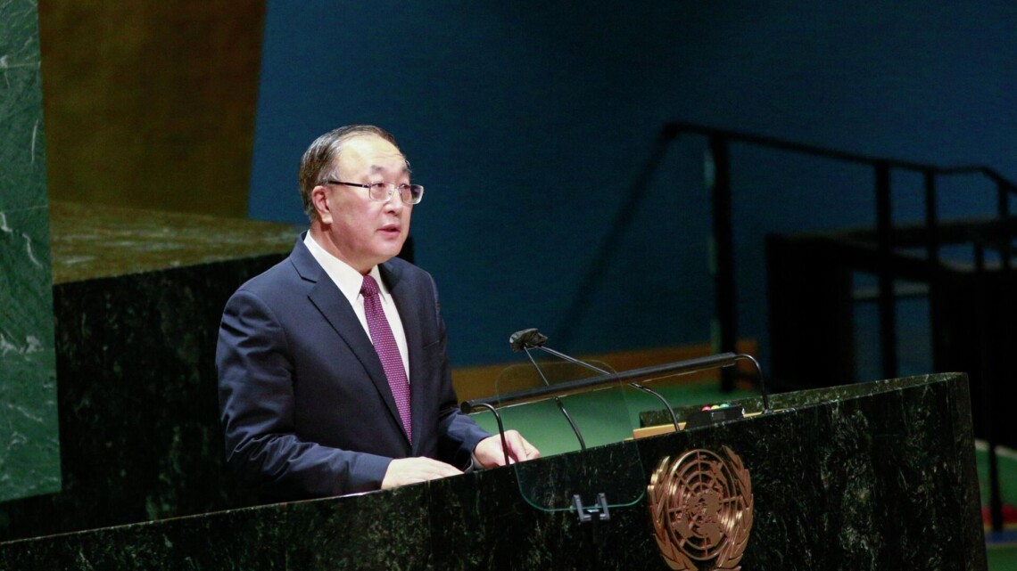 Постоянный представитель Китая в ООН Чжан Цзюнь заявил, что США должны прекратить поставки оружия Украине.
