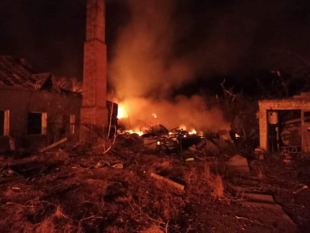 В ночь на 15 февраля россияне нанесли ракетный удар по Чугуеву на Харьковщине. В результате атаки погибла женщина.