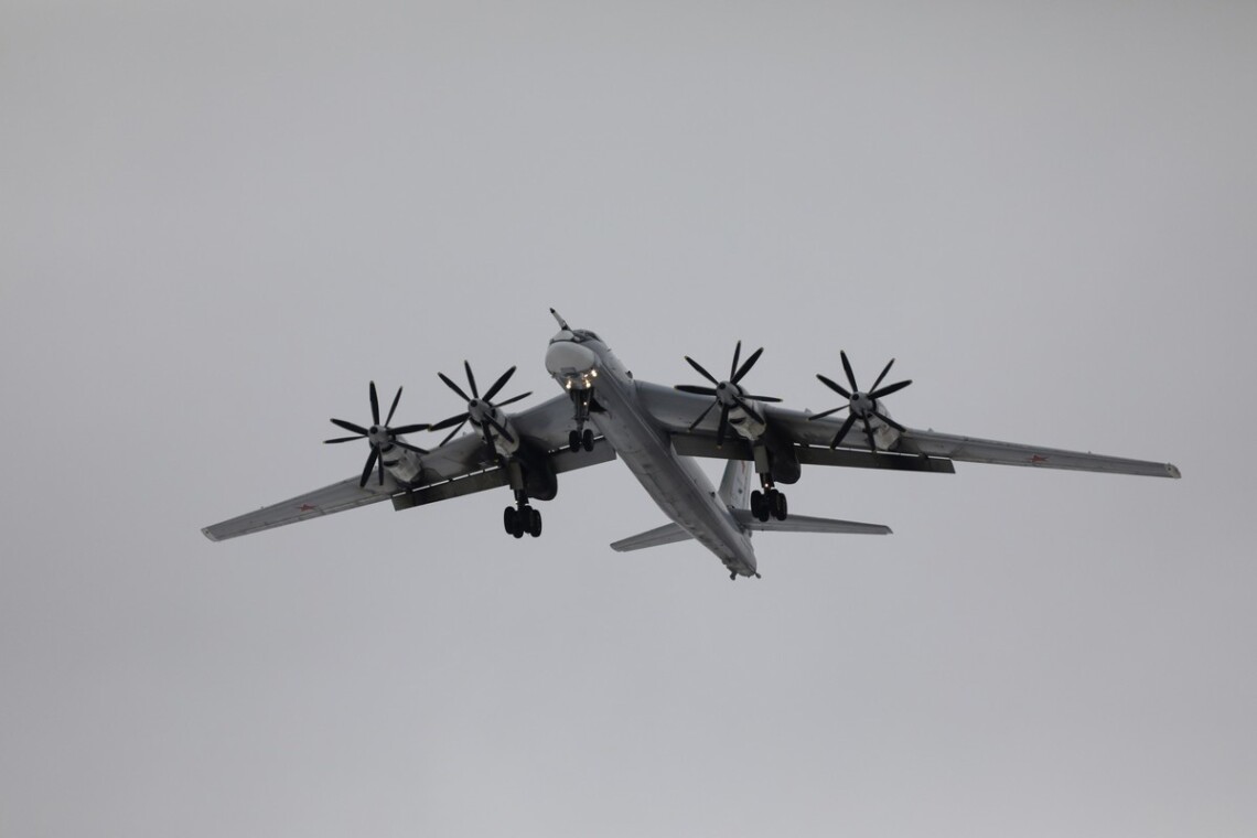 В ночь на 15 февраля в россии с аэродрома Оленья взлетели несколько стратегических бомбардировщиков Ту-95мс. Есть вероятность утренней ракетной атаки.