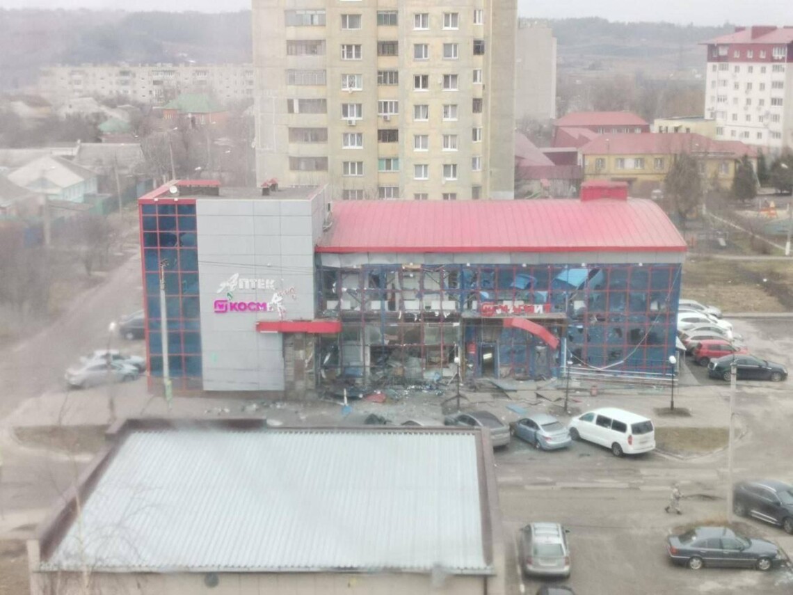 В российском Белгороде сообщают о взрывах и прилёте в торговый центр. Есть информация о погибших и раненых.