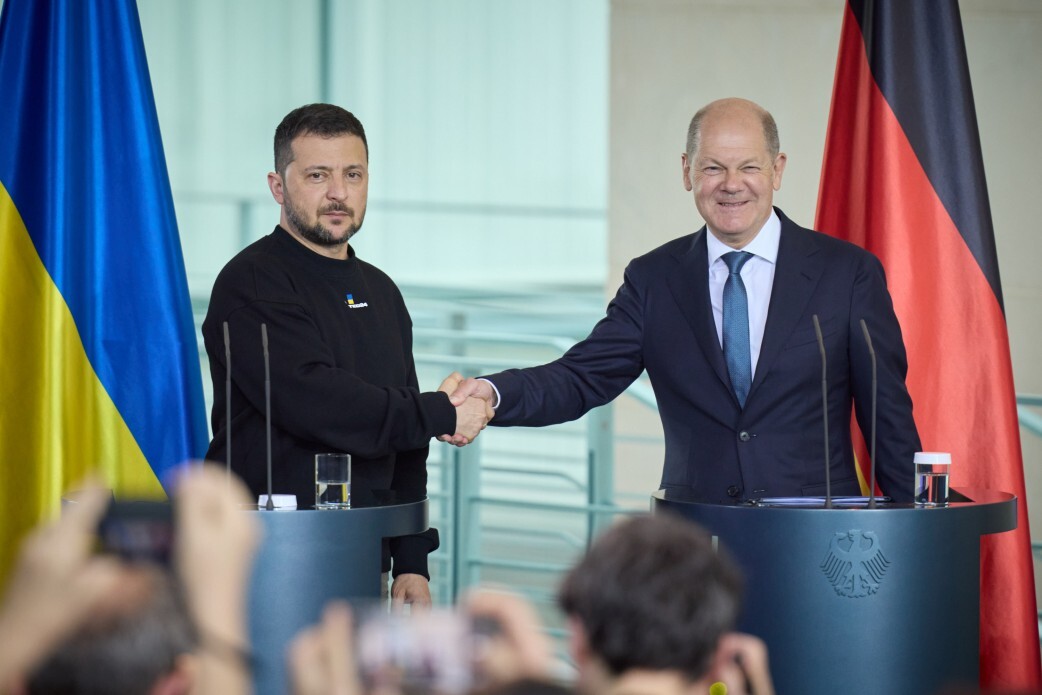 Зеленский в ходе визита в Германию встретится с канцлером ФРГ Олафом Шольцом. Ожидается, что они подпишут двустороннее соглашение в сфере безопасности.