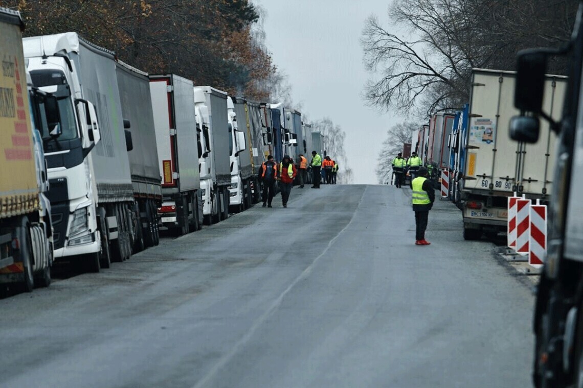В частности, на пункте пропуска Краковец 1750 грузовиков, то есть самая большая очередь по всем направлениям на границе с Польшей.