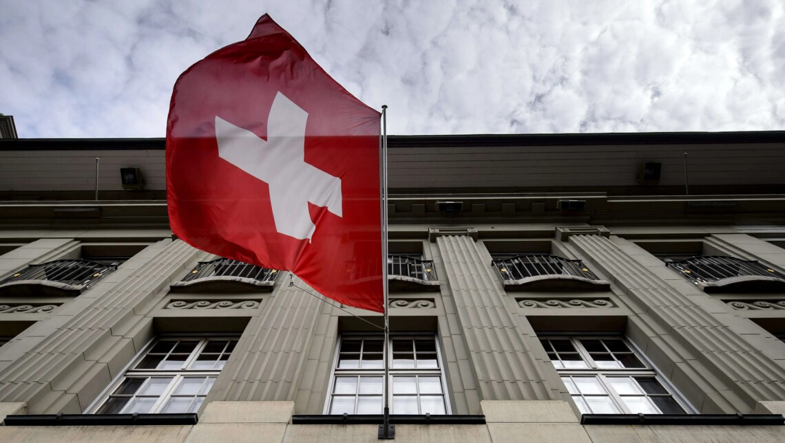 Власти Швейцарии приняли решение присоединиться к 13-му пакету санкций Европейского Союза против россии.