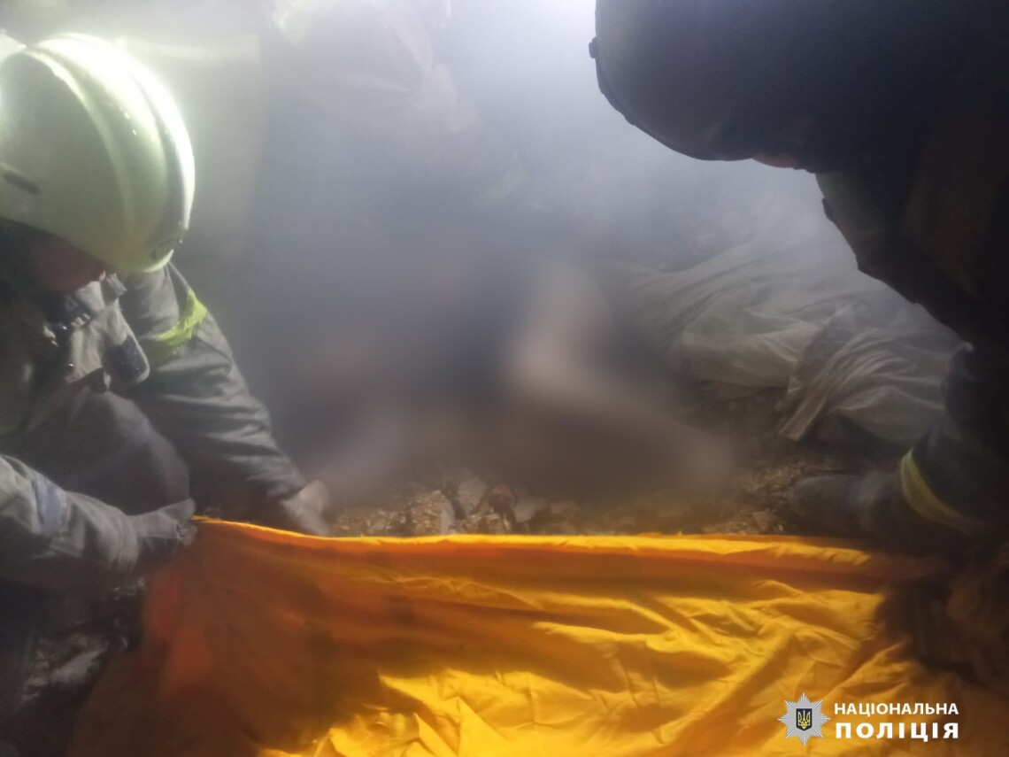 В результате ночной атаки ударных дронов на Харьковщину в собственном доме погиб пожилой мужчина, а в областном центре сгорели 4 автомобиля.