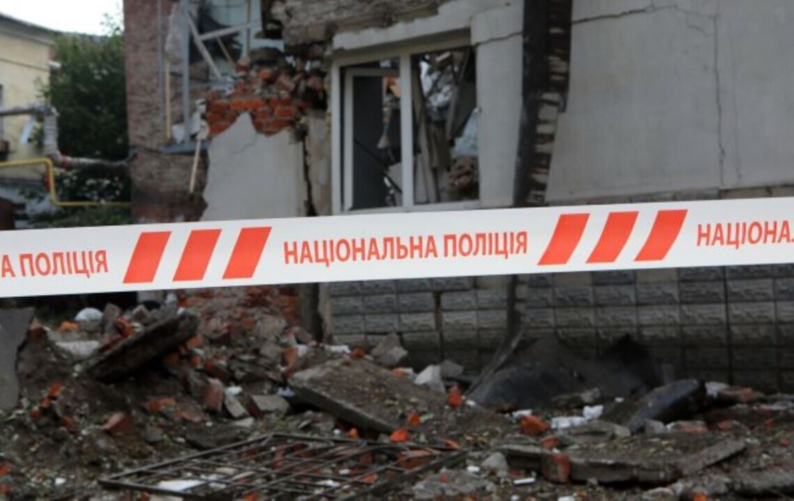 Сегодня в посёлке Приморское Запорожской области во время вражеских атак разрушены здания и, к сожалению, погиб один человек.