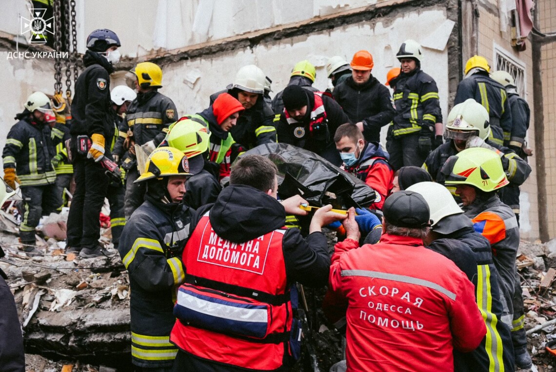 Число погибших в результате вражеского удара по жилому дому в Одессе в ночь на субботу, 2 марта, возросло до пяти.
