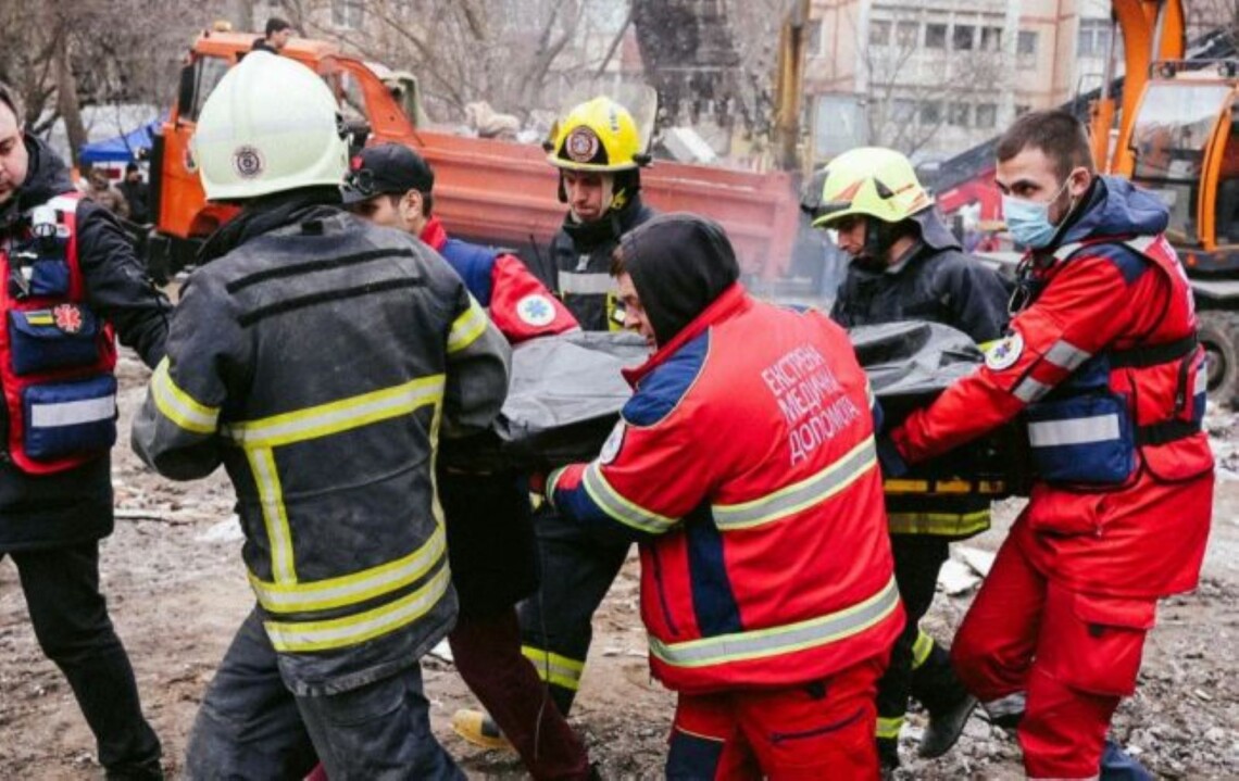 Число погибших в результате вражеского удара в ночь на 2 марта по жилому дому в Одессе возросло до шести.