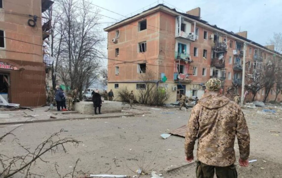 Оккупанты в воскресенье, 3 марта, сбросили авиабомбу на центр Курахово в Донецкой области. В результате атаки пострадали 16 человек.