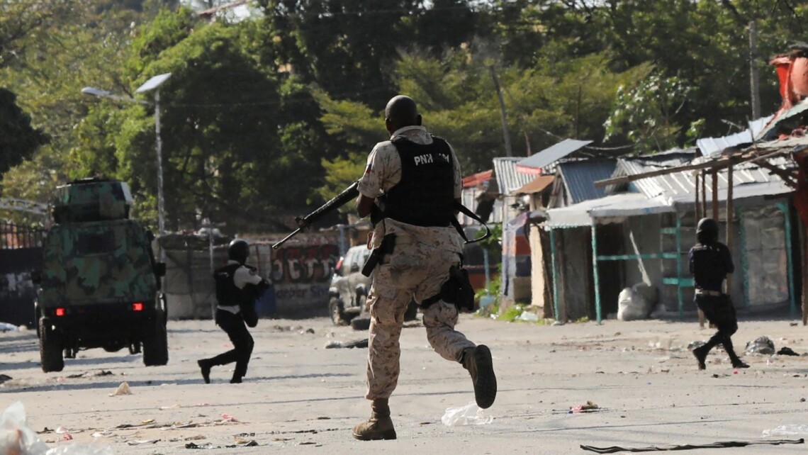 Сотни заключённых скрылись из тюрьмы в столице Гаити Порт-о-Пренси. Премьер страны пробует заручиться помощью иностранных вооруженных сил.