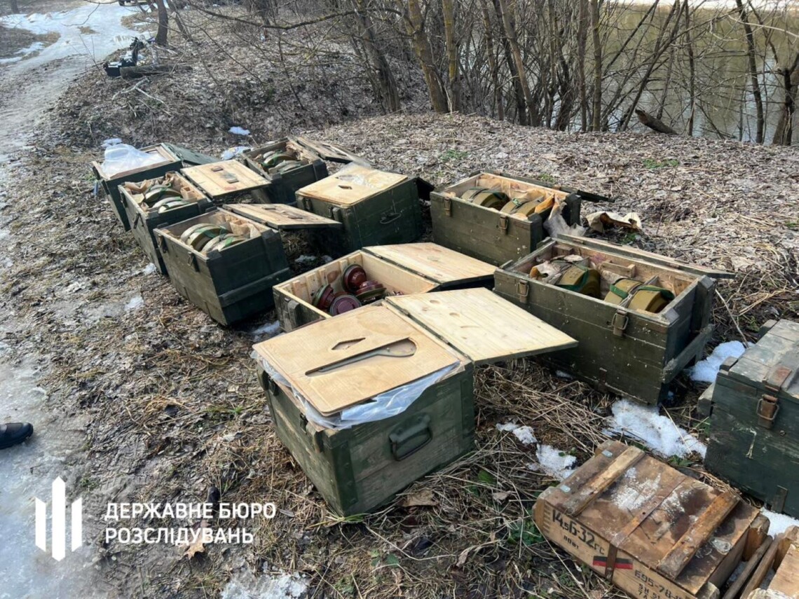 Сотрудники ДБР обнаружили схрон с боеприпасами, который российские оккупанты оставили на Сумщине. Их передадут Силам обороны.