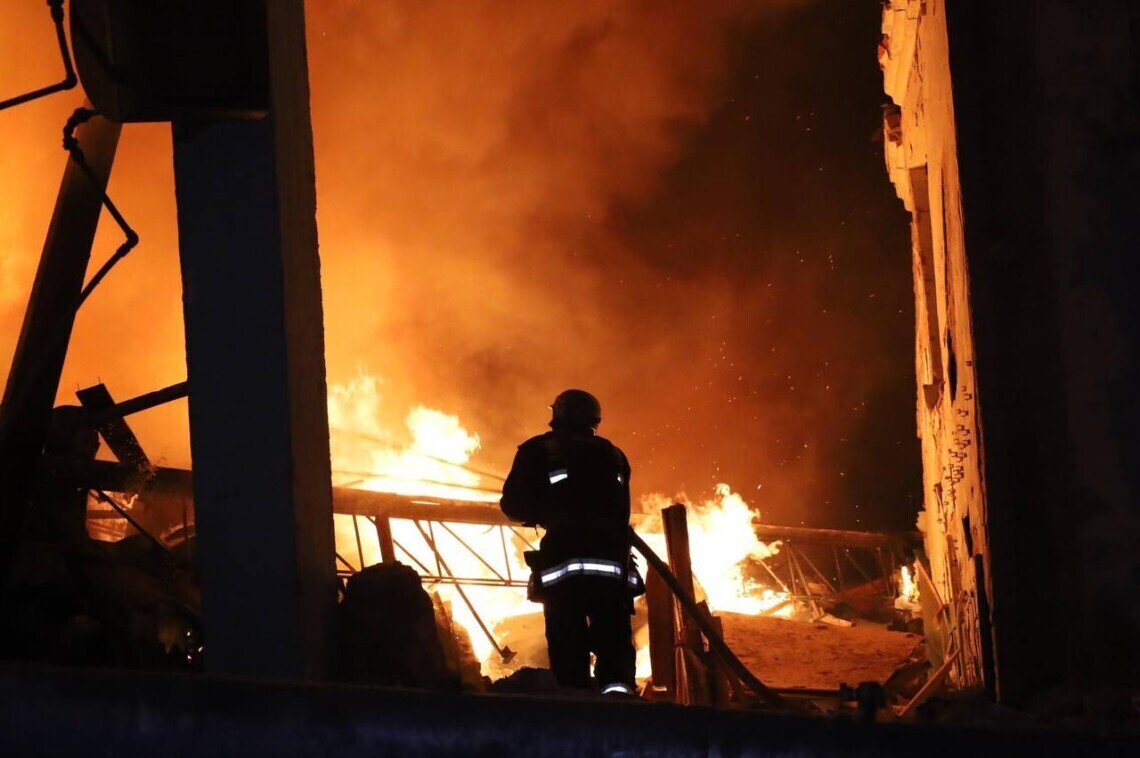 Оккупационная армия рф атаковала Краматорский район. В ходе тушения пожара враг повторно ударил по месту атаки – погибли спасатели.