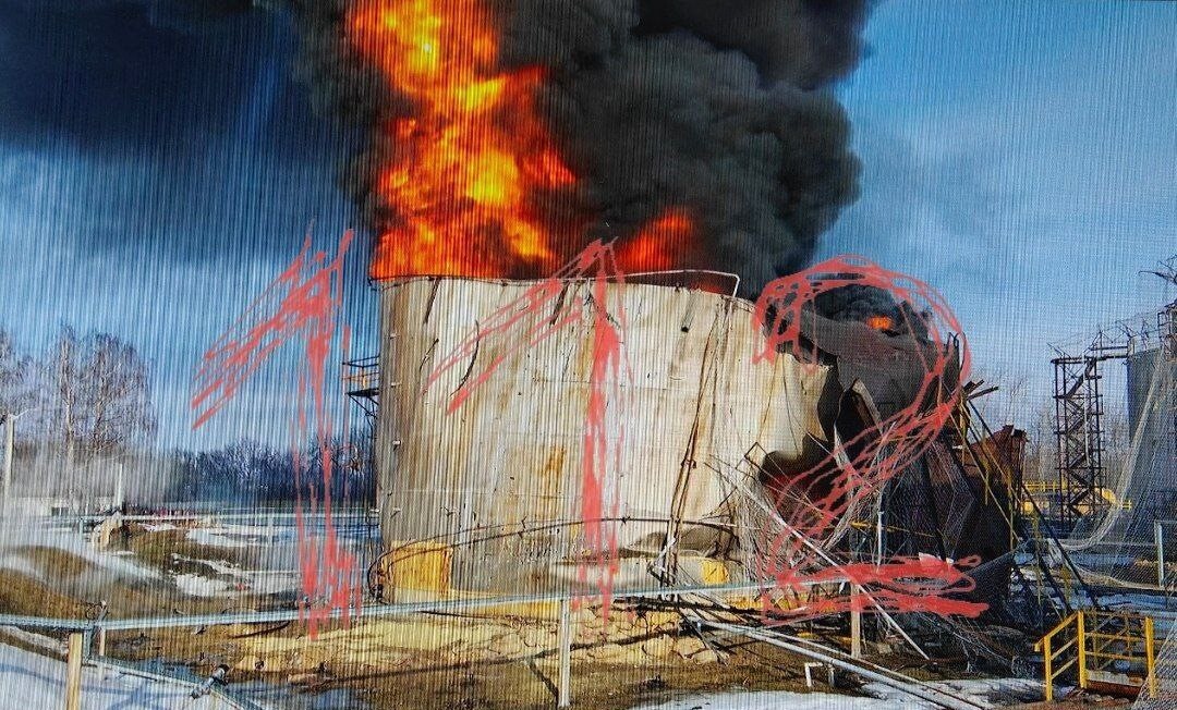 Дрон атаковал российскую нефтебазу в Белгородской области, на территории предприятия горят два резервуара.