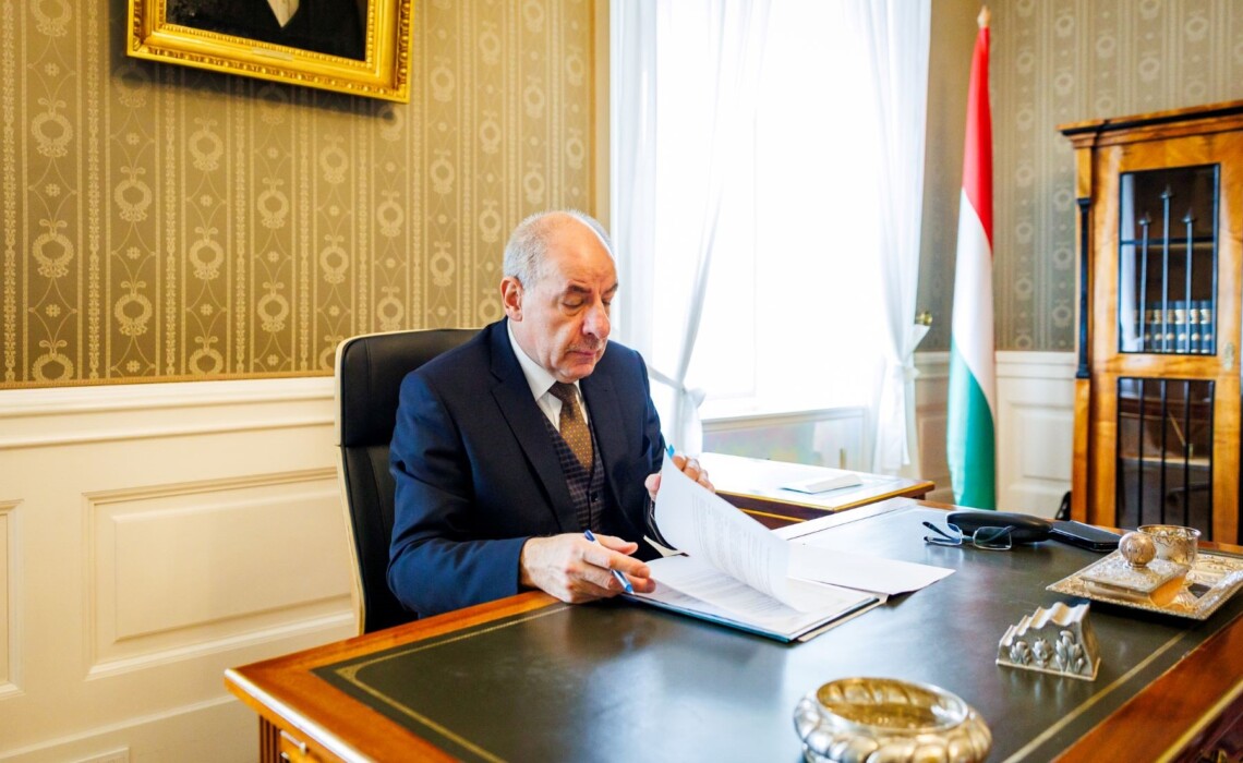 Новый президент Венгрии Тамаш Шуйок ратифицировал членство Швеции в НАТО. Это решение стало первым для Шуйока на посту главы государства.