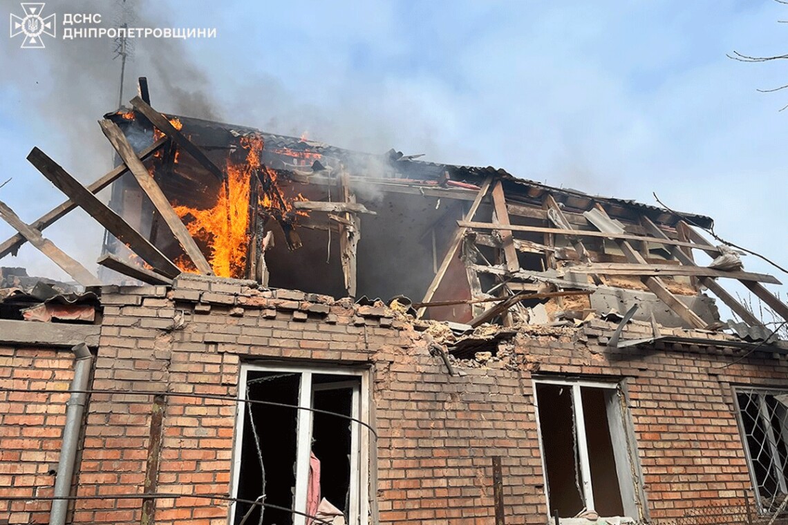 В среду в результате вражеского обстрела в Никополе загорелся дом, пострадала пожилая женщина.