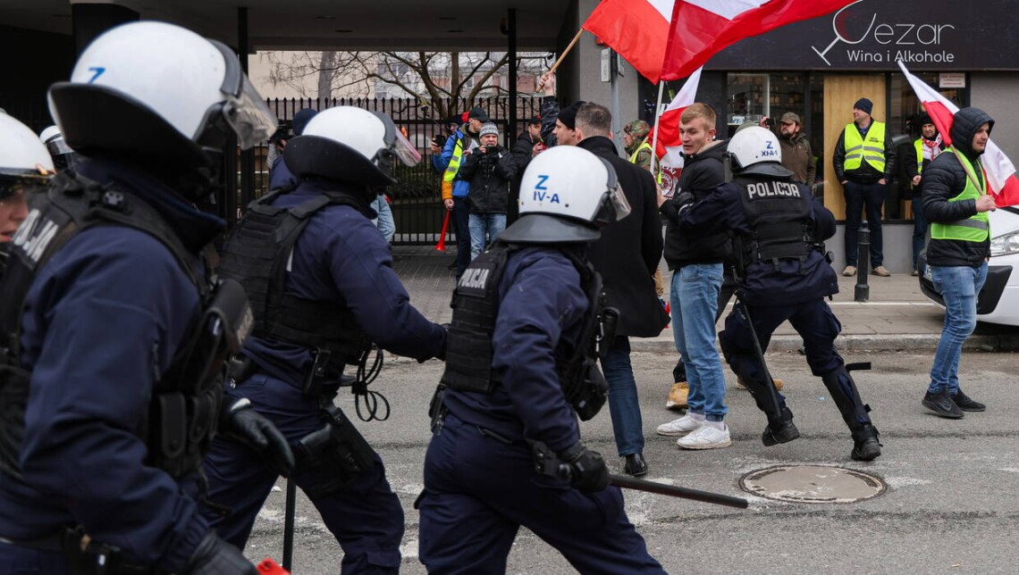 В Варшаве возле офиса премьер-министра произошли стычки между протестующими фермерами и сотрудниками полиции. Несколько полицейских пострадали.