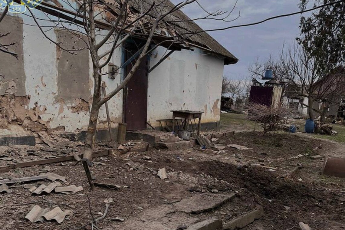 В результате атаки российского беспилотника на село Ольговка Херсонской области один человек погиб и ещё один получил ранения.
